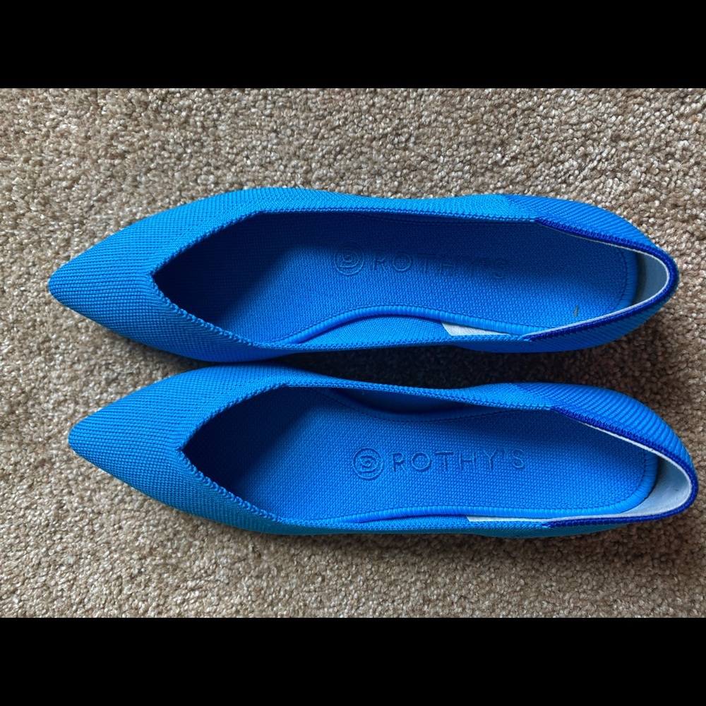 NEW Rothys 8.5 peacock points